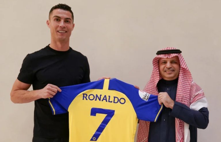 Cristiano Ronaldo assina pelos sauditas do Al Nassr